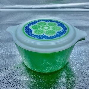 Pyrex Ocean Filigree casserole dish w/lid 1 QT